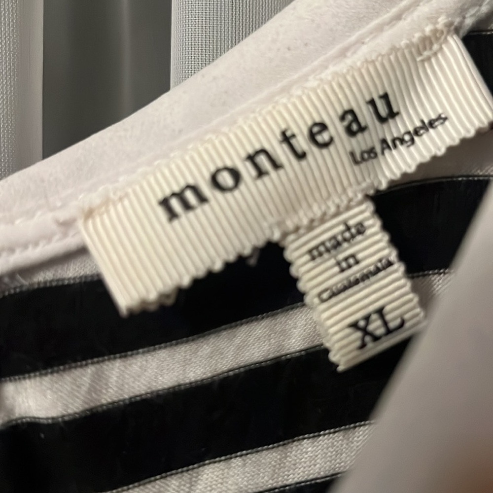 Black and white shirt size extra large juniors - Picture 2 of 3